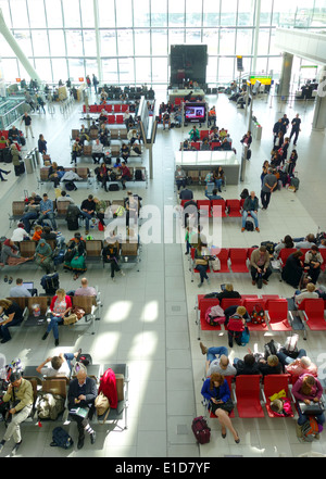 Flughafen London Heathrow Wartebereich an einem Terminal in London, Großbritannien Stockfoto