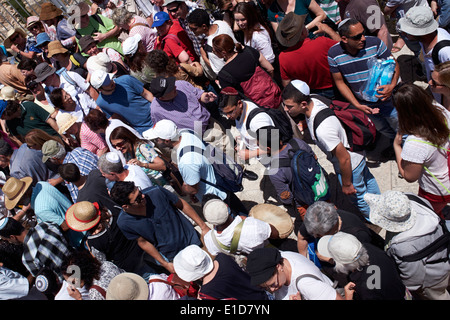 Masse von Menschen, die Annäherung an den Bereich der Klagemauer in Jerusalem, Israel Stockfoto