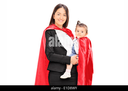 Mutter und Tochter in Superhelden-Kostümen posieren Stockfoto