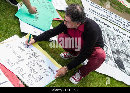 Kämpferin für die Menschenrechte der Kurden bereitet Plakat vor dem internationalen Ausschuss gegen Verschwindenlassen (ICAD) März. London, UK. 31. Mai 2014 Stockfoto