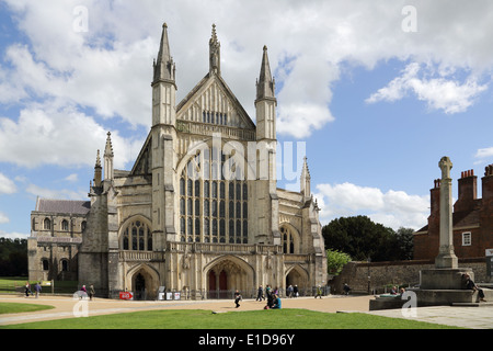 Außenansicht von Winchester Cathedral Hampshire Stockfoto