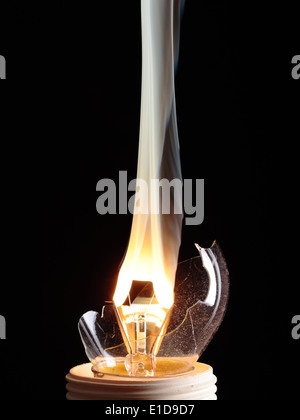 Glühbirne explodiert mit Feuer und Rauch Stockfoto