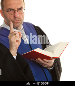 Ein Richter mit einem Gesetzbuch am Hof. Hammer in der hand. Stockfoto