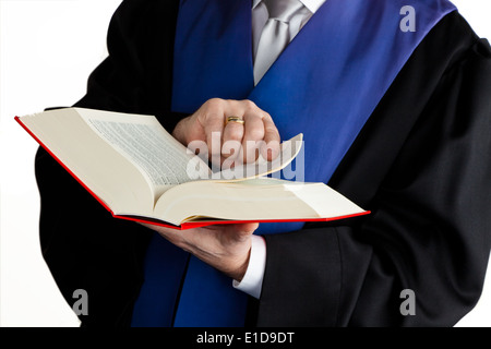 Ein Richter mit einem Gesetzbuch am Hof. Hammer in der hand. Stockfoto
