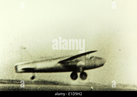 Die Heinkel He 178, die 1939 von der deutschen Heinkel-Firma entwickelt wurde, war das erste Turbojet-Flugzeug der Welt. Dieses bahnbrechende Flugzeug war ein wichtiger Meilenstein in der Luftfahrtgeschichte, der zur Entwicklung moderner Düsentriebwerke und zur Revolutionierung der Zukunft des Fluges führte. Stockfoto