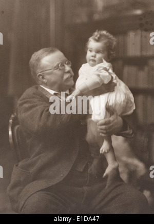 Präsident Theodore Roosevelt, sitzend, hält ein Baby Enkelkind, ca. 1918 Stockfoto