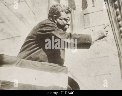 Oberst Roosevelt auf seiner Tour durch New Jersey vor der Convention mit Arm ausgestreckt, 1912 Stockfoto