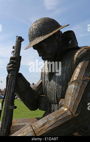 Seaham, UK. 31. Mai 2014. Scullpture von einem Worlld Krieg ein Soldat sackte in Erschöpfung und Kriegszittern Sackler Seaham, England. Die Skulptur von Ray Lonsdale heißt 1101 und 9,5 Fuß (3 Meter) hoch ist. Bildnachweis: Stuart Forster/Alamy Live-Nachrichten Stockfoto