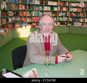 Hay on Wye, UK. 31. Mai 2014. Ian McEwan bei Hay on Wye Festival Schriftsteller und Man Booker Prize Gewinner. Schriftsteller der Buße. Bei Signierstunde Credit: Prixpics/Alamy Live News Stockfoto