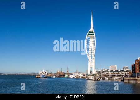 Die kultigen Spinnaker Tower in Gunwharf Quay, Portsmouth, Hampshire an einem sonnigen Tag mit strahlend blauem Himmel Stockfoto