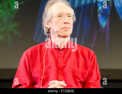 Hay on Wye, UK. 31. Mai 2014. Ian McEwan bei Hay on Wye Festival Schriftsteller und Man Booker Prize Gewinner. Schriftsteller der Buße beschreibt seinen neuen Roman The Children Act. Bildnachweis: Prixpics/Alamy Live-Nachrichten Stockfoto