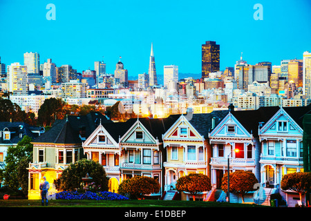 San Francisco Stadtbild mit der Painted Ladies von Alamo Square Park aus gesehen Stockfoto