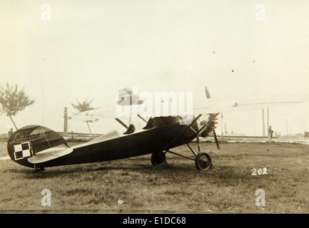Die Lublin R-XIV war ein polnisches Flugzeug, das in den 1930er Jahren als zweimotoriges Transport- und Aufklärungsflugzeug konstruiert wurde. Sie wurde von der polnischen Luftwaffe in den frühen Stadien des Zweiten Weltkriegs eingesetzt, bevor sie wegen der Schäden durch die deutsche Invasion in den Ruhestand ging. Stockfoto