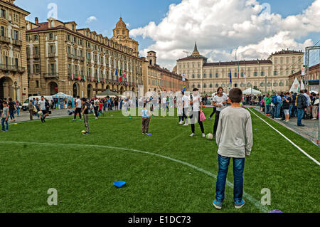 Turin, Italien. 31. Mai 2014. Die Veranstaltung "geht der Sport auf dem Platz in Turin". Turin wurde gewählt, als die Kulturhauptstadt Sport 2015 - Fußballplatz in Piazza Castello Credit: wirklich Easy Star/Alamy Live News Stockfoto