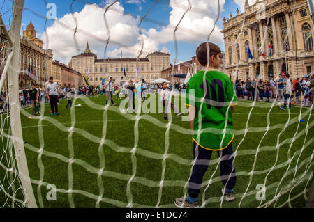 Turin, Italien. 31. Mai 2014. Die Veranstaltung "geht der Sport auf dem Platz in Turin". Turin wurde gewählt, als die Kulturhauptstadt Sport 2015 - Fußballplatz in Piazza Castello Credit: wirklich Easy Star/Alamy Live News Stockfoto