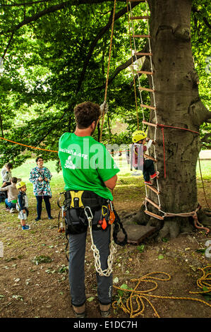 Turin, Italien. 31. Mai 2014. Die Veranstaltung "geht der Sport auf dem Platz in Turin". Turin wurde gewählt, als die Kulturhauptstadt Sport 2015 - Baumklettern, Giardini Reali Credit: wirklich Easy Star/Alamy Live News Stockfoto