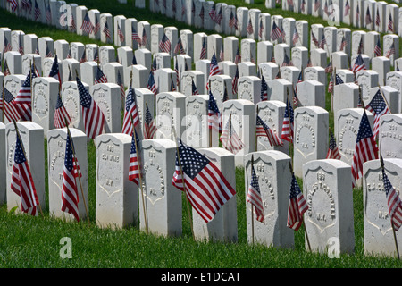 Amerikanische Flaggen auf Grabsteinen am Memorial Day auf Zypern Hills National Cemetery in Brooklyn, New York Stockfoto