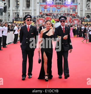Wien, Österreich. 31. Mai 2014. Deutsche Schauspielerin Sonja Kirchberger (C) kommt bei der Eröffnungsfeier des 2014 Life Ball am Wiener Rathausplatz, Österreich, am 31. Mai 2014. Der jährliche Life Ball, der größten AIDS-Charity-Event in Europa ist, wurde hier Samstag statt. Bildnachweis: Qian Yi/Xinhua/Alamy Live-Nachrichten Stockfoto