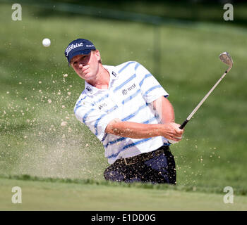 Columbus, USA. 31. Mai 2014. Steve Stricker der Vereinigten Staaten chips einen Schuss aus dem Bunker während des Memorial-Turniers im Muirfield Village Golf Club in Dublin, den Vereinigten Staaten am 31. Mai 2014. Bildnachweis: Shen Ting/Xinhua/Alamy Live-Nachrichten Stockfoto