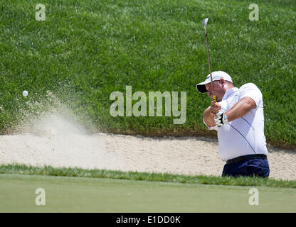 Columbus, USA. 31. Mai 2014. Brendon de Jonge von Simbabwe-Chips des Sandes während des Memorial-Turniers im Muirfield Village Golf Club in Dublin, den Vereinigten Staaten am 31. Mai 2014. Bildnachweis: Shen Ting/Xinhua/Alamy Live-Nachrichten Stockfoto