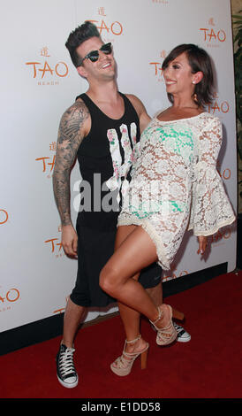 Las Vegas, Nevada, USA. 31. Mai 2014. Professionelle Tänzer Mark Ballas und Cheryl Burke feiern Cheryl Burke Geburtstag im TAO Beach am 31. Mai 2014 im Venetian in Las Vegas, Nevada. Bildnachweis: Marcel Thomas/ZUMAPRESS.com/Alamy Live-Nachrichten Stockfoto