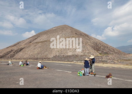 Reihe von Anbietern an der Pyramide der Sonne - San Juan Teotihuacán, Estado de México, Mexiko Stockfoto