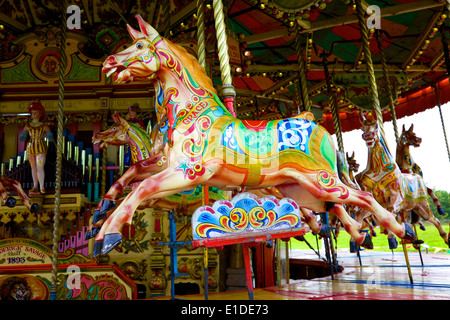 Ein Pferd auf eine antike Dampf-Karussell befindet sich im Beamish Museum, ein Freilichtmuseum Nordost-England. Stockfoto