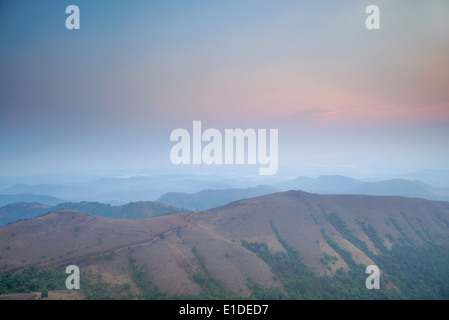 Sonnenaufgang vom Inlandseite-Höhepunkt in den Western Ghats des Bezirks Shimoga im indischen Karnataka Zustand. Stockfoto