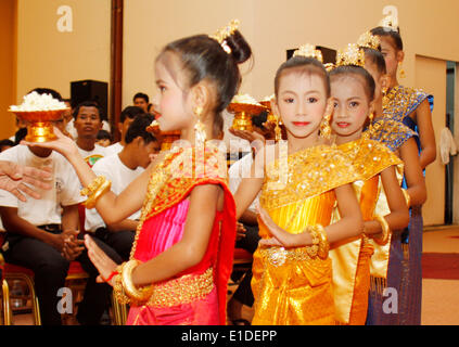 Phnom Penh, Kambodscha. 1. Juni 2014. Kinder führen einen Segen Tanz anlässlich des 65. Internationalen Kindertag in Phnom Penh, Kambodscha, 1. Juni 2014. Kambodscha feierte den Internationalen Kindertag am Sonntag mit fordert ein Ende der Gewalt gegen Kinder. © Sovannara/Xinhua/Alamy Live-Nachrichten Stockfoto