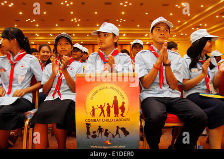 Phnom Penh, Kambodscha. 1. Juni 2014. Ehrenamtlichen Jugendlichen für die kambodschanischen Roten Kreuzes besuchen die Feier des 65. Internationalen Kindertag in Phnom Penh, Kambodscha, 1. Juni 2014. Kambodscha feierte den Internationalen Kindertag am Sonntag mit fordert ein Ende der Gewalt gegen Kinder. © Sovannara/Xinhua/Alamy Live-Nachrichten Stockfoto