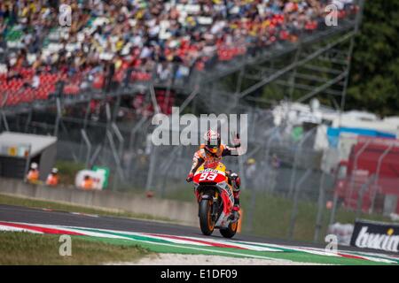 Scarperia, Italien. 31. Mai 2014. MARC MARQUEZ von Spanien und Repsol Honda Team Wellen für die Öffentlichkeit nach der Qualifikation der Moto Gp von Italien in Mugello Circuit. Bildnachweis: James Gasperotti/ZUMA Wire/ZUMAPRESS.com/Alamy Live-Nachrichten Stockfoto