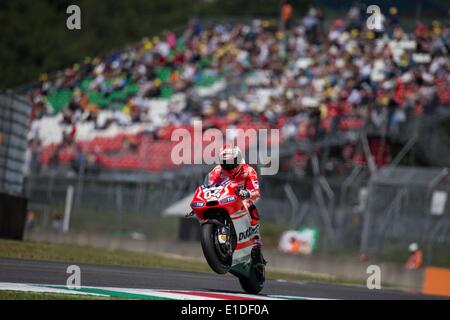 Scarperia, Italien. 31. Mai 2014. ANDREA DOVIZIOSO aus Italien und Ducati Team fährt beim Qualifying der Moto Gp von Italien in Mugello Circuit. Bildnachweis: James Gasperotti/ZUMA Wire/ZUMAPRESS.com/Alamy Live-Nachrichten Stockfoto