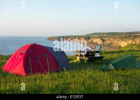 Camping auf Klippen über Blast Strand von Dawdon in der Nähe von Seaham auf der Durham Erbe-Küste-Wanderweg. County Durham, England, Vereinigtes Königreich Stockfoto