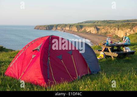 Camping auf Klippen über Blast Strand von Dawdon in der Nähe von Seaham auf der Durham Erbe-Küste-Wanderweg. County Durham, England, Vereinigtes Königreich Stockfoto