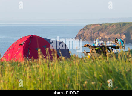 Camping auf Klippen über Blast Strand von Dawdon in der Nähe von Seaham auf der Durham Erbe-Küste-Wanderweg. County Durham, England, Vereinigtes Königreich Stockfoto