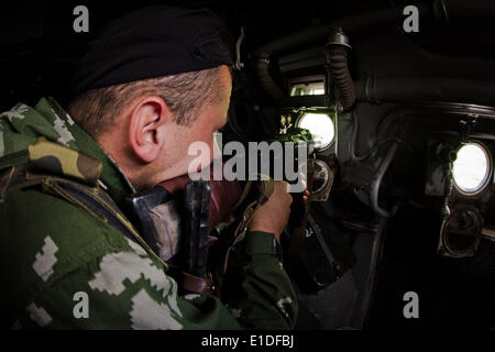 Donezk, Ukraine. 31. Mai 2014. APC-Besatzung während des Kampfes mit Separatisten in der Nähe von Slaviansk am 31. Mai 2014. Mehr als 20 ukrainische Armee tötete Personal während der Sonderbetrieb im Osten des Landes, Ukraine ist Defense Minister Mykhailo Koval sagte handeln. Laut Minister Koval hat die Pattsituation behauptet, das Leben der beiden Hubschrauberbesatzungen und mehrere Fallschirmjäger. Bildnachweis: Sergii Kharchenko/NurPhoto/ZUMAPRESS.com/Alamy Live-Nachrichten Stockfoto