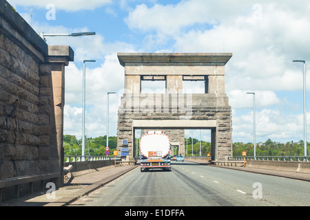 Tanker Reisen über die Britannia Bridge über die Menai Strait, von hinten, Anglesey Wales Großbritannien Stockfoto