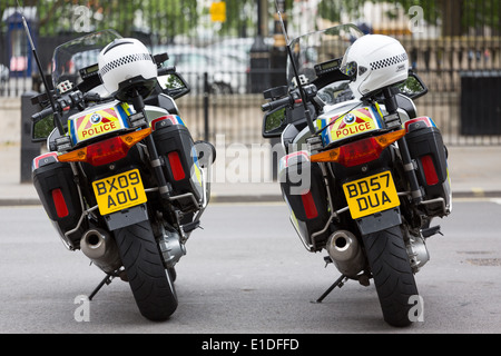 Zwei Motorräder der Metropolitan Police auf steht in London Stockfoto