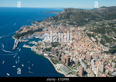 LUFTAUFNAHME. Das Fürstentum Monaco zwischen den Mittelmeerküsten und der südlichsten Spitze der Alpen. Stockfoto