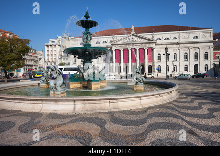 Barocker Brunnen und Dona Maria II National Theater am Rossio-Platz in Lissabon, Portugal. Stockfoto