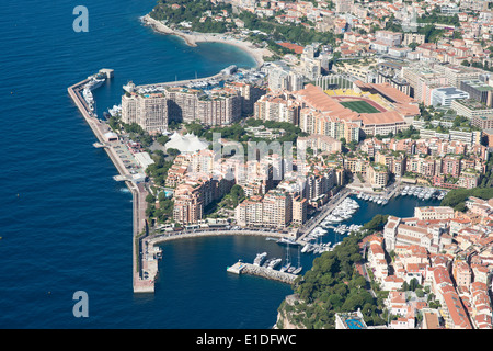LUFTAUFNAHME. Das Wohnviertel Fontvieille, das auf zurückgewonnenen Grundstücken erbaut wurde, war das größte Erweiterungsprojekt des Fürstentums Monaco. Stockfoto