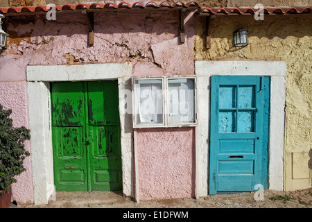 Eine alte Türen, ein Gebäude im Stadtteil Alfama, Lissabon, Portugal. Stockfoto
