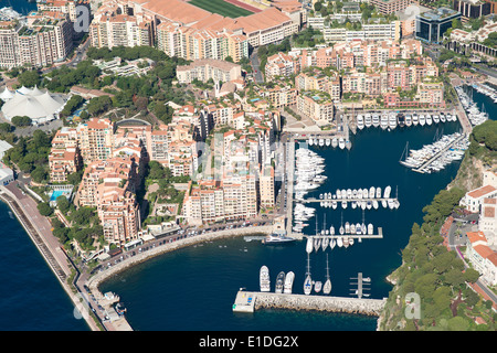 LUFTAUFNAHME. Modernes Wohngebiet auf zurückgewonnenem Land gebaut. Bezirk und Hafen von Fontvieille, Fürstentum Monaco. Stockfoto
