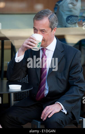 London, UK. 1. Juni 2014. UKIP Führer Nigel Farage hält in einem Café, bevor er die BBC Television Centre vor der Teilnahme an der Andrew Marr Show auf Sonntag, 1. Juni 2014 erreicht. Bildnachweis: Heloise/Alamy Live-Nachrichten Stockfoto