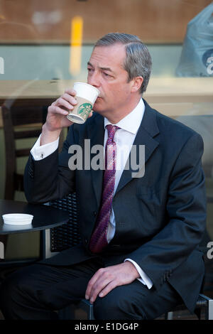 London, UK. 1. Juni 2014. UKIP Führer Nigel Farage hält in einem Café, bevor er die BBC Television Centre vor der Teilnahme an der Andrew Marr Show auf Sonntag, 1. Juni 2014 erreicht. Bildnachweis: Heloise/Alamy Live-Nachrichten Stockfoto