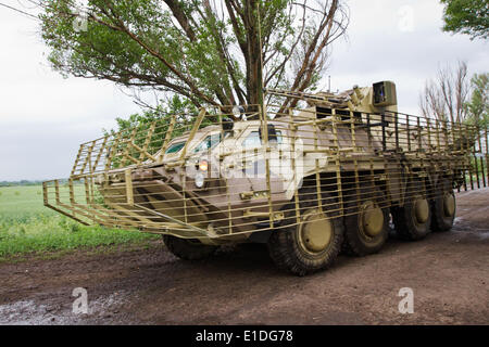 Slaviansk, Ukraine. 31. Mai 2014. Die militärischen APC Patrouillen auf dem Territorium der ATO-Basis um Frieden Stabilität in der Region zu gewährleisten. (Foto von Sergii Kharchenko/Pacific Press) Bildnachweis: Pazifische Presse/Alamy Live-Nachrichten Stockfoto