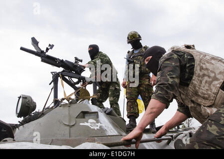 Slaviansk, Ukraine. 31. Mai 2014. SLAVIANSK, UKRAINE: The National Guard Soldaten schießen den Granatwerfer während ihres Kampfes mit den pro-Ukraine-Separatisten, die territoriale Teilung des Landes bedroht. (Foto von Sergii Kharchenko/Pacific Press) Bildnachweis: Pazifische Presse/Alamy Live-Nachrichten Stockfoto