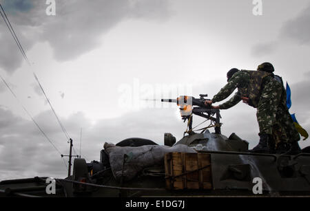 Slaviansk, Ukraine. 31. Mai 2014. SLAVIANSK, UKRAINE: The National Guard Soldaten schießen den Granatwerfer während ihres Kampfes mit den pro-Ukraine-Separatisten, die territoriale Teilung des Landes bedroht. (Foto von Sergii Kharchenko/Pacific Press) Bildnachweis: Pazifische Presse/Alamy Live-Nachrichten Stockfoto