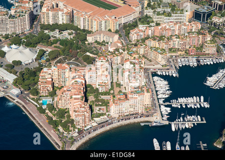 LUFTAUFNAHME. Modernes Wohngebiet auf zurückgewonnenem Land gebaut. Bezirk und Hafen von Fontvieille, Fürstentum Monaco. Stockfoto