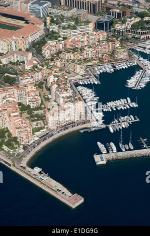 LUFTAUFNAHME. Modernes Wohngebiet auf zurückgewonnenem Land gebaut. Bezirk und Hafen von Fontvieille, Fürstentum Monaco. Stockfoto